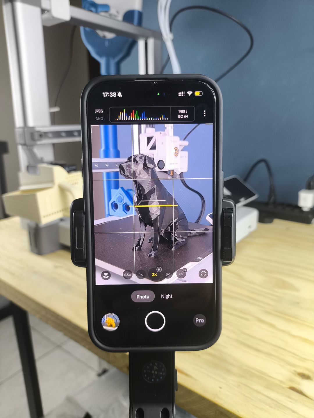 Bastidor: celular no tripé enquadrando a peça impressa em 3D