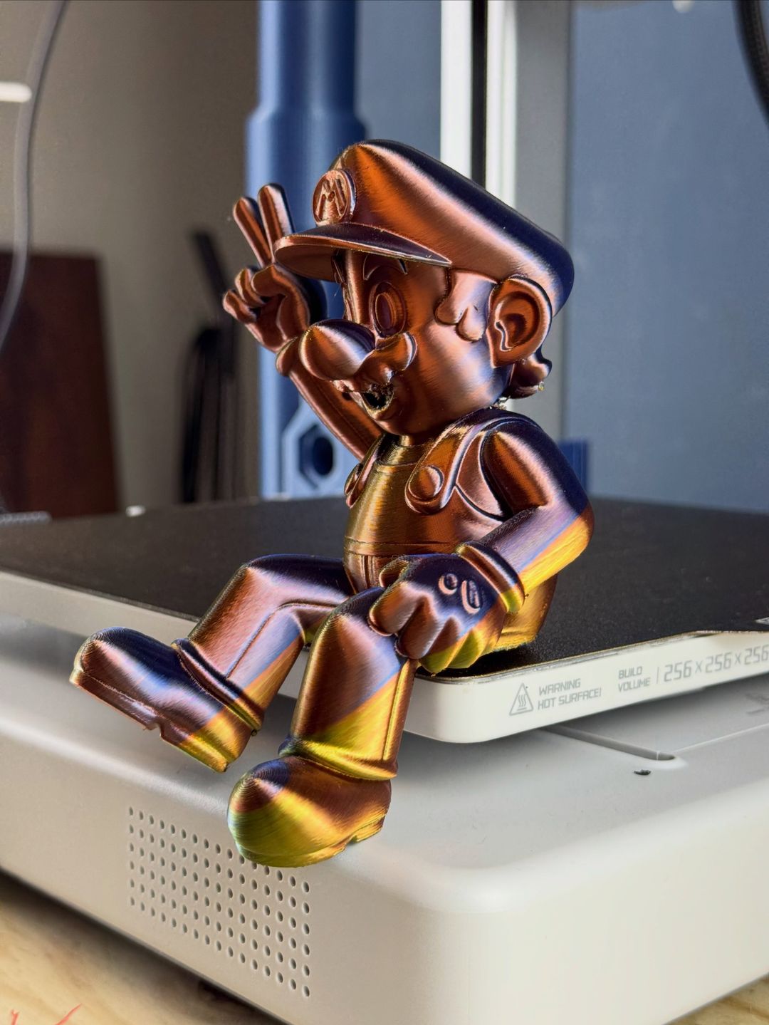 Boneco do Mario impresso em 3D com acabamento metálico