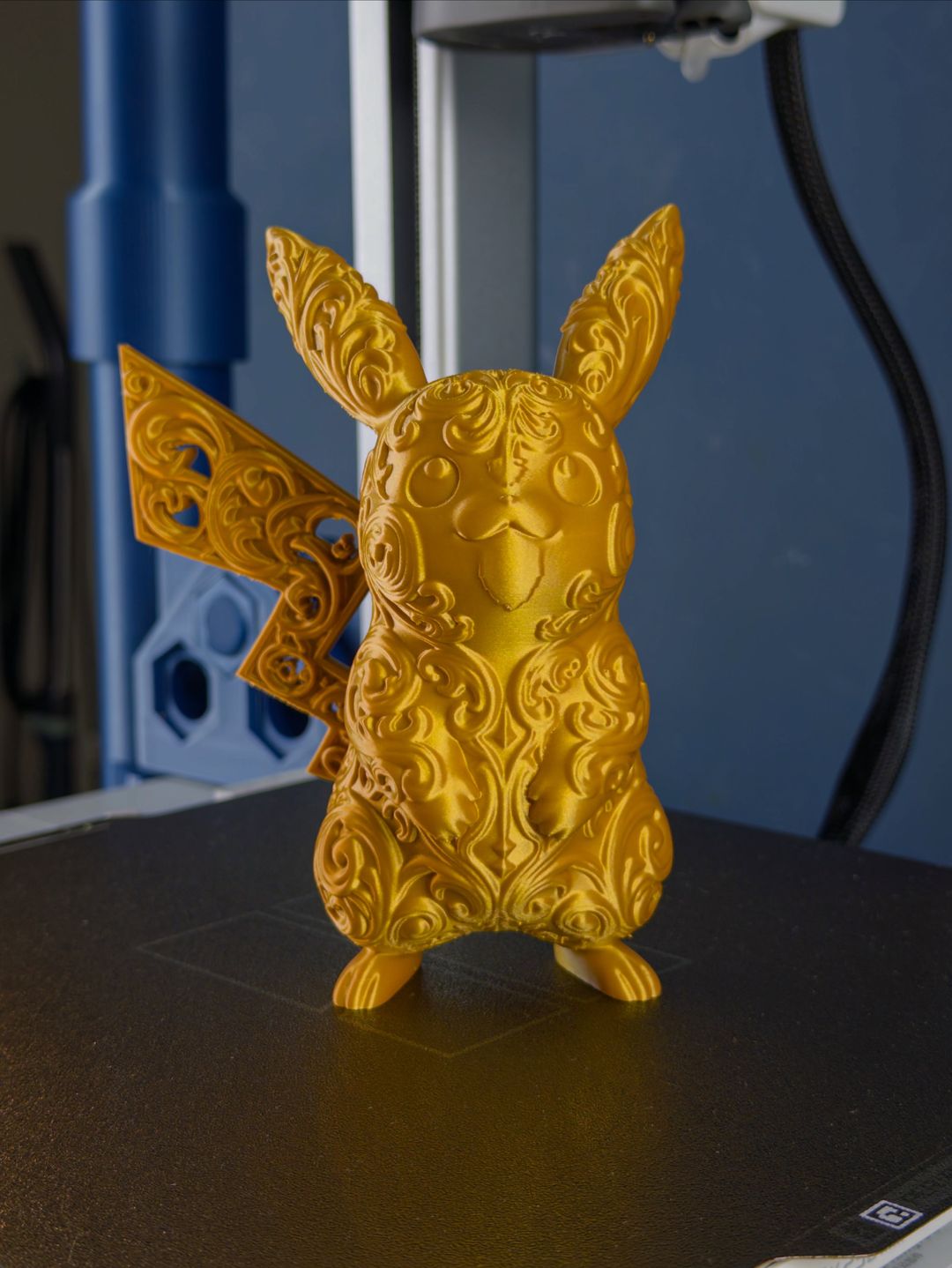 Pikachu dourado impresso em 3D com relevo ornamentado